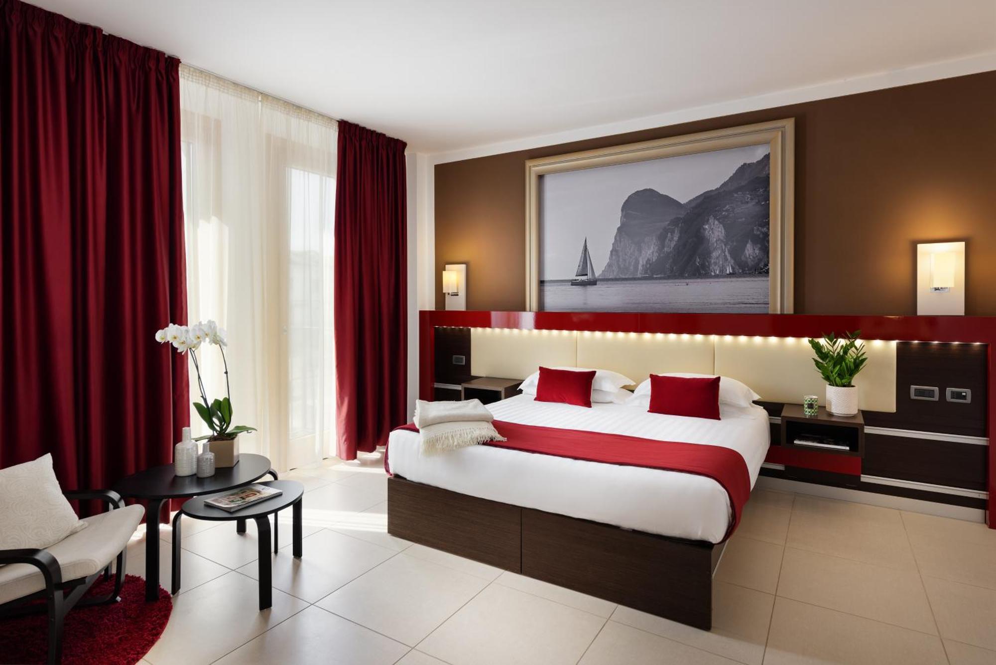 Kairos Garda Hotel Кастельнуово-дель-Гарда Екстер'єр фото