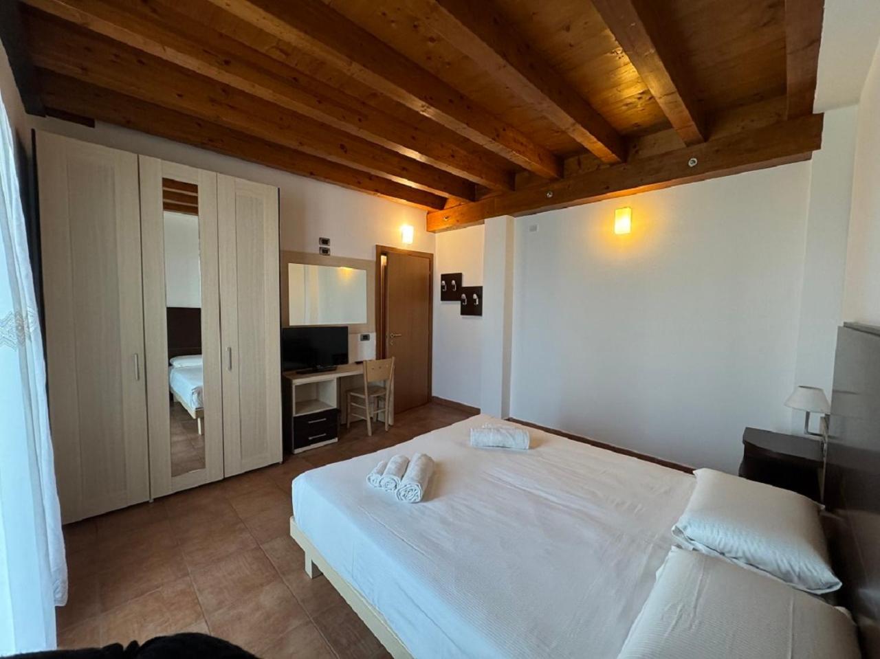 Kairos Garda Hotel Кастельнуово-дель-Гарда Екстер'єр фото