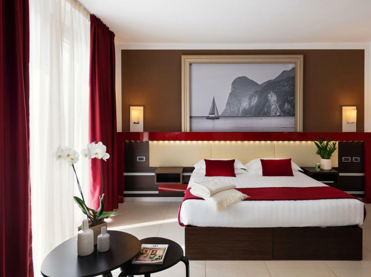 Kairos Garda Hotel Кастельнуово-дель-Гарда Екстер'єр фото